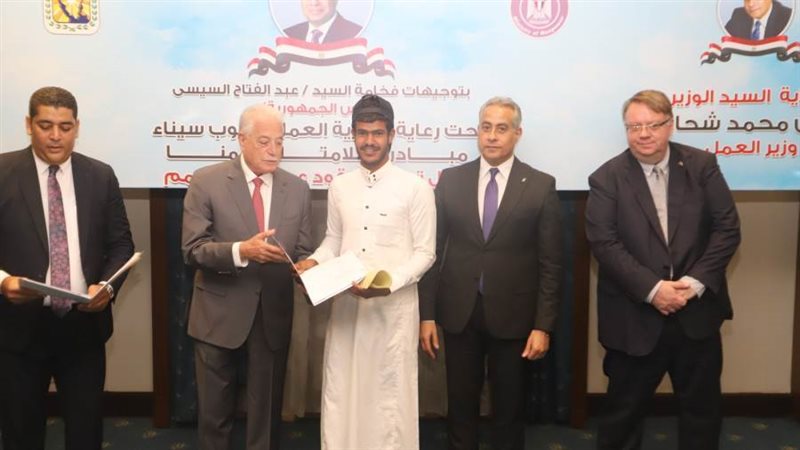 وزير العمل حسن شحاتة