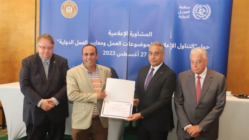 وزير العمل يكرم مدير