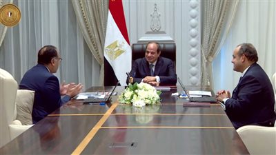 بالفيديو| الرئيس السيسي يجتمع برئيس مجلس الوزراء ووزير التجارة والصناعة ووزير السياحة والآثار