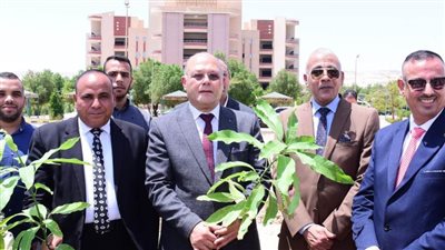 النعماني يدشن مبادرة ١٠٠ مليون شجرة مثمرة بزراعة ١٠٠٠ شجرة بالمقر الجديد لجامعة سوهاج 