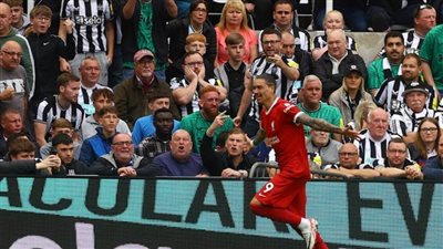 ليفربول «ناقص العدد» يرفض الهزيمة ويحطم نيوكاسل بثنائية في البريميرليج