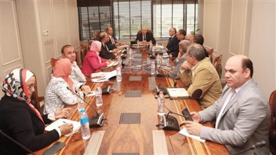 وزير الزراعة يبحث مع قيادات المراكز البحثية النهوض بقطاع النباتات الطبية والعطرية