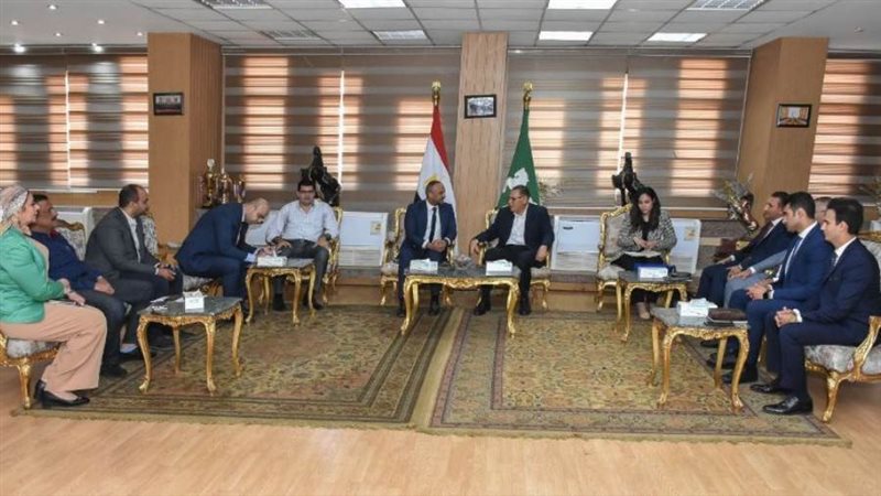 محافظ الشرقية يلتقي