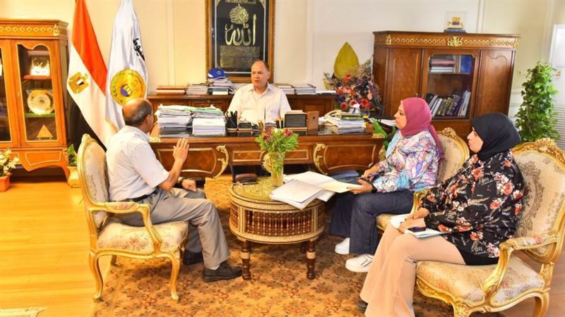 محافظ أسيوط يناقش