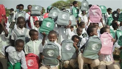 مركز الملك سلمان للإغاثة يوزع سلالًا غذائية وحقائب مدرسية في مدن الصومال