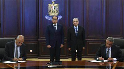 مدبولي يشهد توقيع وثيقة تحديد وإتاحة الأرض لتنفيذ مشروع إنتاج الكهرباء من الرياح غرب سوهاج