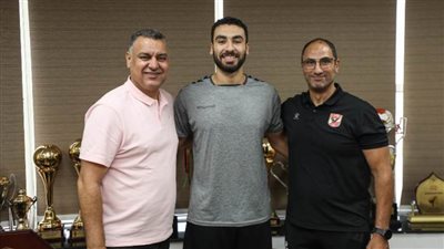 الأهلي يعلن تجديد عقد محسن رمضان لاعب فريق اليد