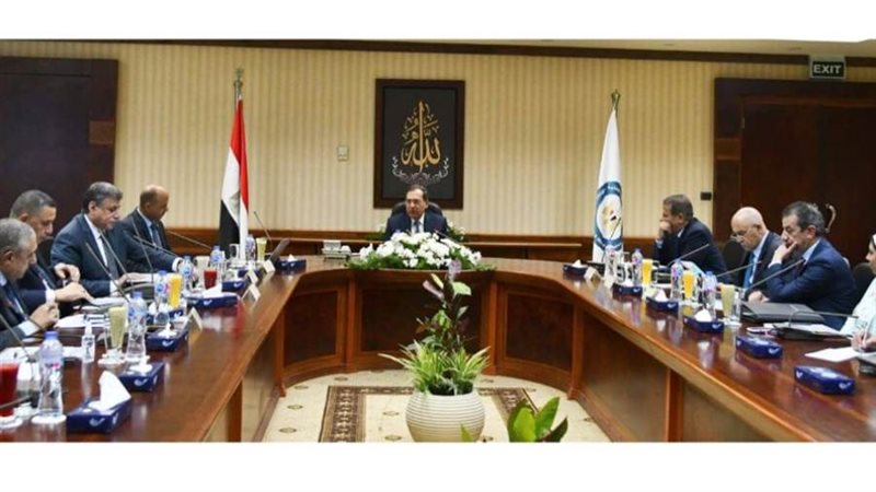 وزير البترول يتابع