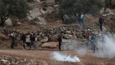 إصابات بالاختناق وسط صفوف الفلسطينيين خلال قمع الاحتلال مسيرة سلمية شرق غزة