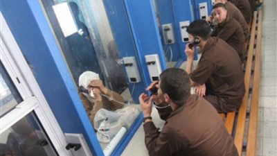 الصيلب الأحمر: المعتقلون الفلسطينيون أشخاص محميون ولهم الحق في التواصل مع أسرهم