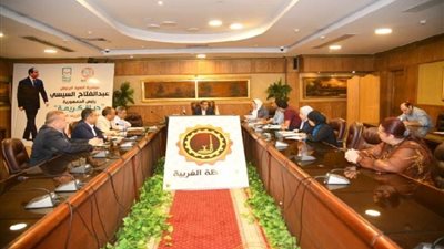 محافظ الغربية يعقد اجتماعا مع أعضاء اللجنة التنفيذية للمبادرة الوطنية للمشروعات الخضراء الذكية