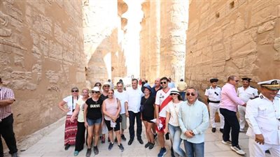 وزير السياحة والآثار يلتقي مجموعة من السائحين أثناء زيارته الأقصر