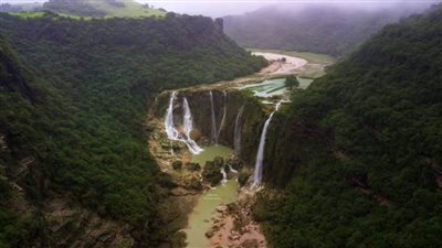 من أجمل الشلالات الطبيعية.. شلال أدغرين في سلطنة عمان 