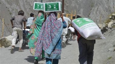 مركز الملك سلمان للإغاثة يوزع أطنانًا من السلال الغذائية في إقليمي السند وخيبر