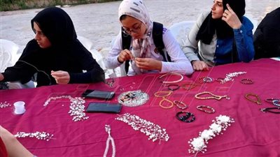 ورشة تدريبية للفتيات على تصميم الإكسسوارات والحلى بفوة ضمن «صيف شبابنا»