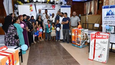 راعي مصر عضو التحالف الوطني توزع أجهزة منزلية وغرف نوم ومطابخ على 30 أسرة