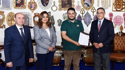 الرئيس التنفيذي للهيئة العامة للاستثمار والمناطق الحرة يسلم عقود تشغيل ورش مدينة دمياط للأثاث