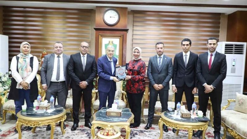 محافظ المنيا مع أعضاء