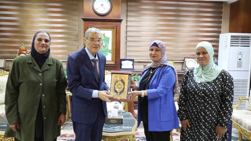 محافظ المنيا مع نقيب