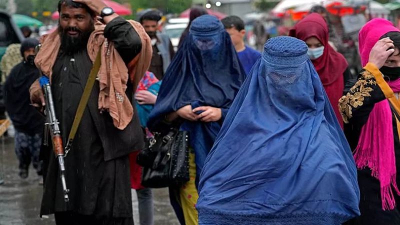 نساء يسرن بالقرب