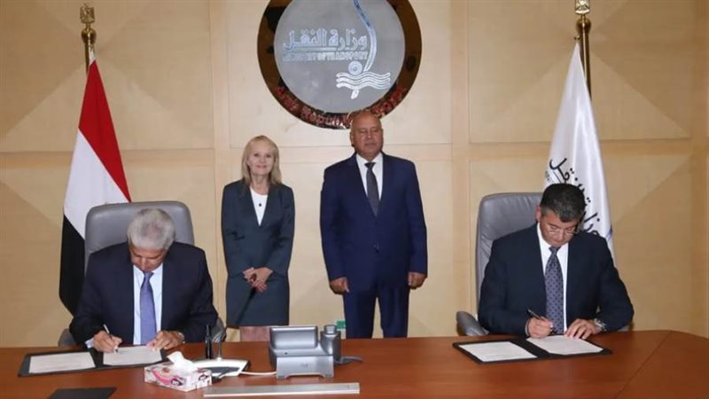 وزير النقل يشهد توقيع