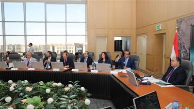 وزير المالية يجري حوارًا مفتوحًا مع رواد القطاع الخاص وممثلي البنك الآسيوي للاستثمار