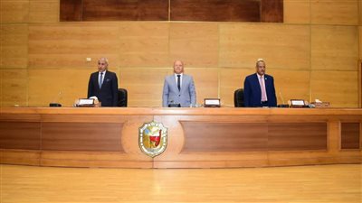 رئيس جامعة سوهاج يشارك طلاب الدفعة السادسة بكلية الصيدلة فرحة تخرجهم وتعيين العشرة الأوائل