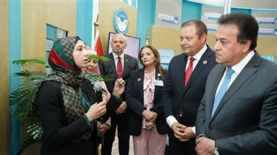 وزير الصحة يتفقد جناح هيئة الاعتماد والرقابة الصحية بمعرض الصحة والسكان والتنمية