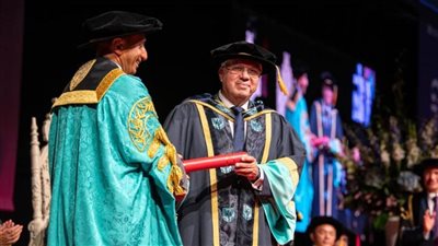 جامعة إيست لندن تمنح الدكتوراه الفخرية لوزير التعليم العالي تقديرًا لتاريخه العلمي