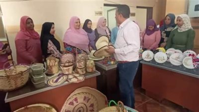رئيس مركز باريس ورئيس قرى عدن يفتتحان معرض الحرف البيئية والمشغولات اليدوية