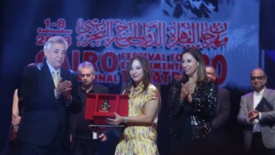 وزيرة الثقافة تُسلم جوائز الدورة الثلاثين لمهرجان القاهرة الدُولي للمسرح التجريبي