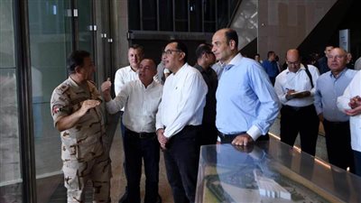 رئيس الوزراء يتفقد سير العمل فى المتحف المصري الكبير