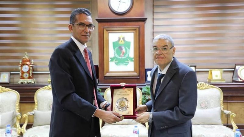 محافظ المنيا مع رئيس