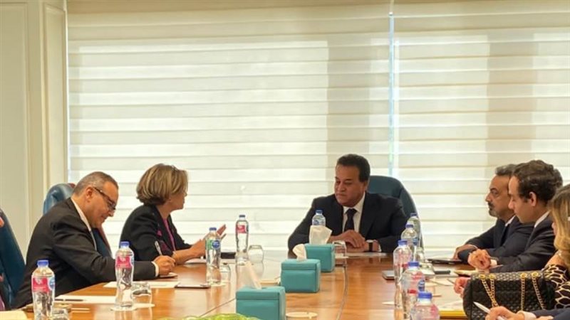 وزير الصحة ومسئولة