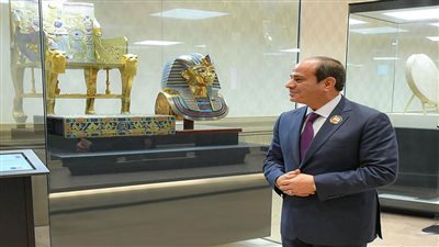 الرئيس السيسي يتفقد القاعة المخصصة للمعروضات التاريخية والثقافية للدول المشاركة بقمة مجموعة العشرين