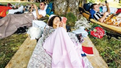  7 متنافسين بمسابقة «الأكثر كسلًا» يصلون إلى 463 ساعة