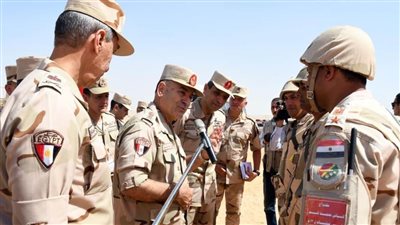 رئيس الأركان يتفقد إحدى المراحل التدريبية بنطاق المنطقة المركزية العسكرية  