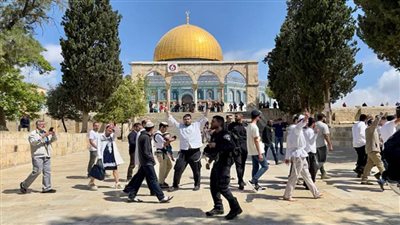عشرات المستوطنين يقتحمون باحات الأقصى وقوات الاحتلال تعتقل 5 فلسطينين