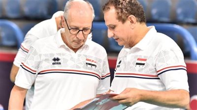 تدريب لفك العضلات ومحاضرة فيديو لفراعنة الطائرة قبل مواجهة الكاميرون 