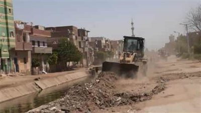 رفع نواتج تطهير الترع والمجاري المائية ومخلفات التبطين بالمنيا
