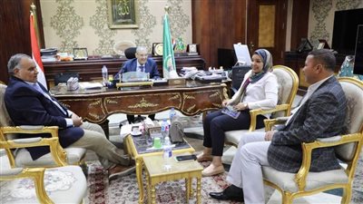 محافظ المنيا يبحث سبل التعاون المشترك لدعم صغار المزارعين مع مؤسسة بنك الطعام المصرى
