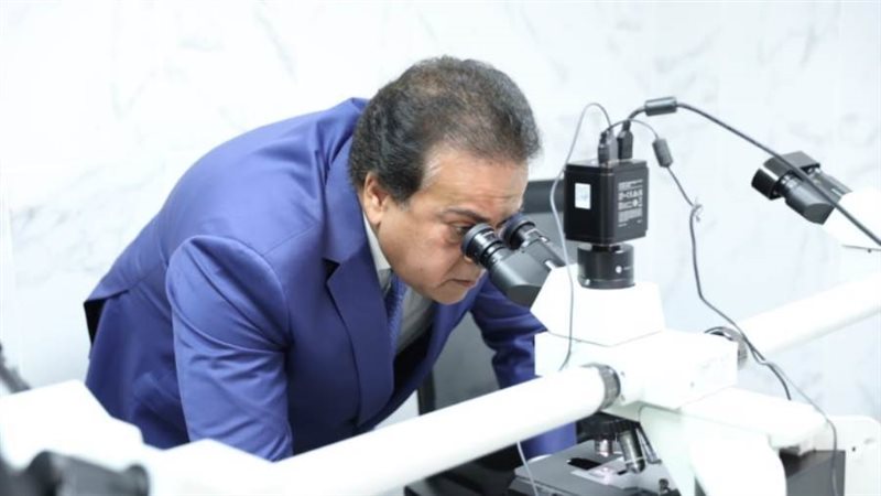 وزير الصحة يفحص أحد