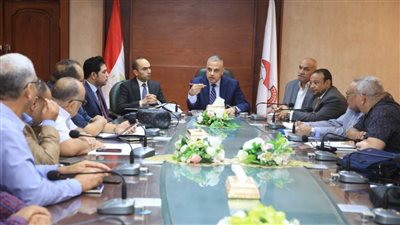 محافظ سوهاج يعقد اجتماعًا لمناقشة الموقف التنفيذي لمشروعي تطوير كورنيش النيل الغربي