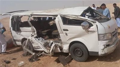 مصرع شخص وإصابة 13 آخرين إثر انقلاب ميكروباص على الطريق الصحراوى بأسوان