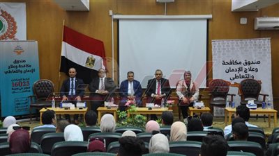  رئيس جامعة كفر الشيخ يكرم ١٨٠ شابًا وفتاة 