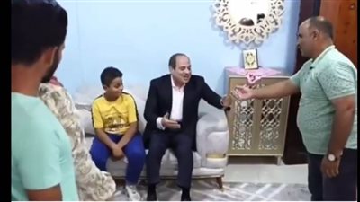 عاجل.. مواطن يقدم هدية تذكارية للرئيس السيسي خلال زيارته بني سويف
