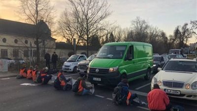 نشطاء مناخ يغلقون طريقا سريعا احتجاجا على دعم الوقود الأحفوري