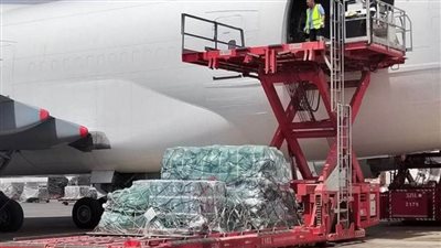 40 طنًا من المساعدات الغذائية على متن الطائرة الإغاثية السعودية الثانية إلى ليبيا