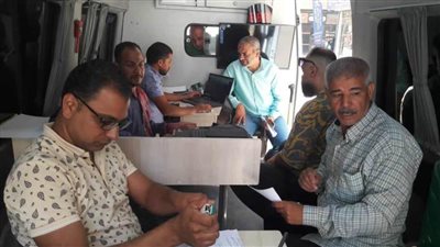 سيارة متنقلة لإصدار تراخيص المحال التجارية والإعلانات ببني مزار بالمنيا