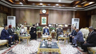 محافظ المنيا يلتقي وفد لجنة شباب بيت العائلة المصرية لبحث سبل التعاون المشترك